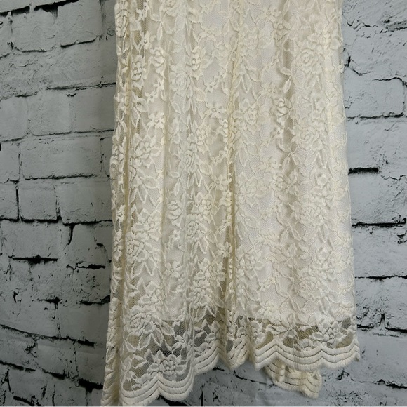 Wallflower Lace Dress - Picture 7 of 10